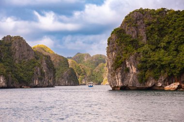 Vietnam 'daki Sea Bay' de adalar ve tekneler var.