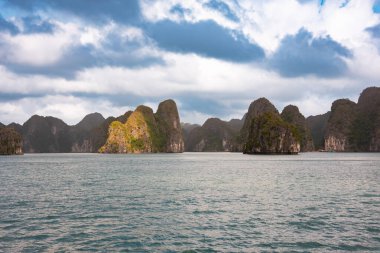 Vietnam 'daki Sea Bay' de adalar ve tekneler var.