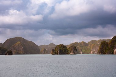 Vietnam 'daki Sea Bay' de adalar ve tekneler var.