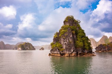 Vietnam 'daki Sea Bay' de adalar ve tekneler var.