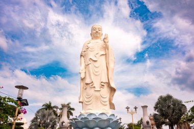 Asya 'da mavi gökyüzü olan dev Buda heykeli