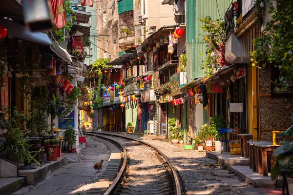 Hanoi, Vietnam 'daki tren sokağı, dönüm noktası ve turizm merkezi.