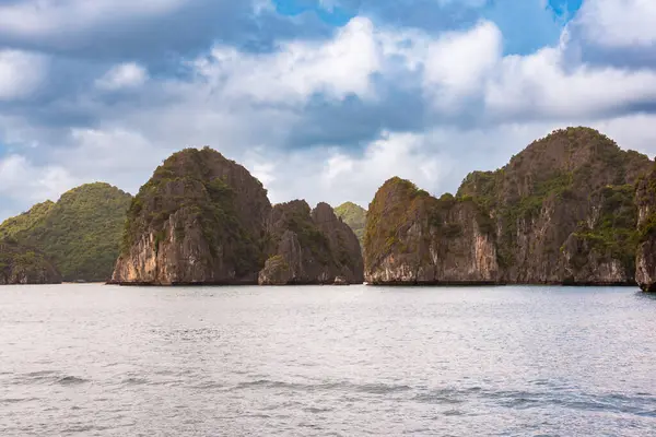 Vietnam 'daki Sea Bay' de adalar ve tekneler var.