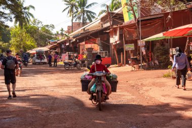 Kamboçya 'da kırsal, asfaltsız kırmızı kum yolu