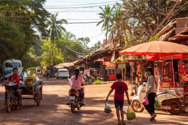 Kamboçya 'da kırsal, asfaltsız kırmızı kum yolu