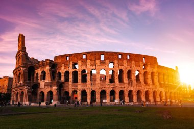 Roma, İtalya 'da kolezyum. Ünlü bir yer ve en iyi seyahat yeri.