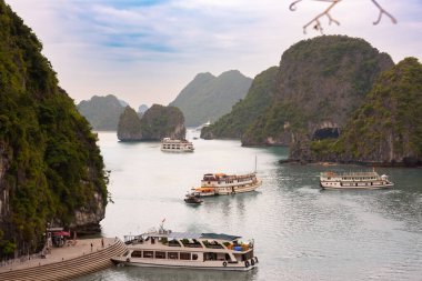 Vietnam 'daki Sea Bay' de adalar ve tekneler var.