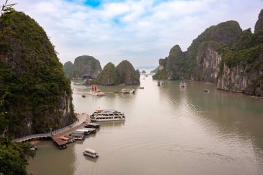 Vietnam 'daki Sea Bay' de adalar ve tekneler var.