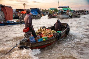 Vietnam 'da yüzen piyasa, fuit satan tekneler.