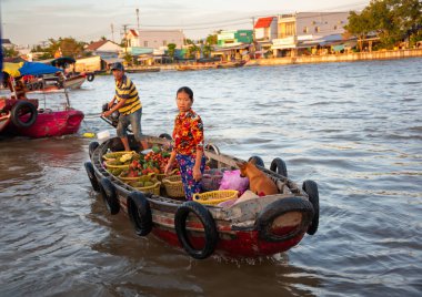 Vietnam 'da yüzen piyasa, fuit satan tekneler.