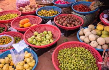 Kamboçya 'daki yerel pazarda meyve ve sebzeler