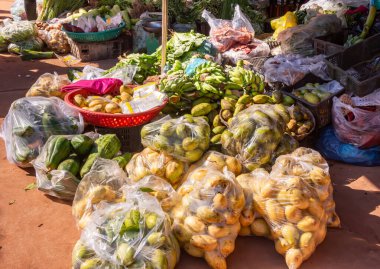 Kamboçya 'daki yerel pazarda meyve ve sebzeler