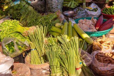 Kamboçya 'daki yerel pazarda meyve ve sebzeler