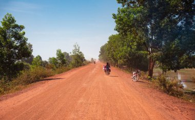 Kamboçya 'da kırsal, asfaltsız kırmızı kum yolu