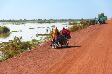 Kamboçya 'da kırsal, asfaltsız kırmızı kum yolu