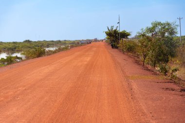 Kamboçya 'da kırsal, asfaltsız kırmızı kum yolu