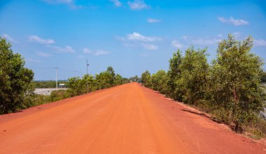 Kamboçya 'da kırsal, asfaltsız kırmızı kum yolu