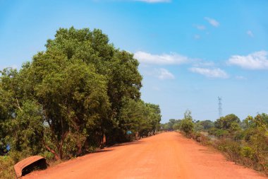 Kamboçya 'da kırsal, asfaltsız kırmızı kum yolu