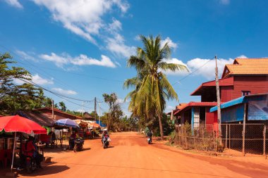 Kamboçya 'da kırsal, asfaltsız kırmızı kum yolu