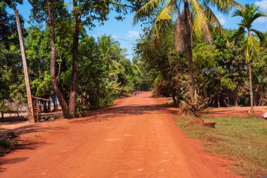 Kamboçya 'da kırsal, asfaltsız kırmızı kum yolu