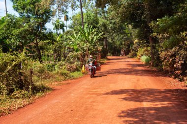 Kamboçya 'da kırsal, asfaltsız kırmızı kum yolu