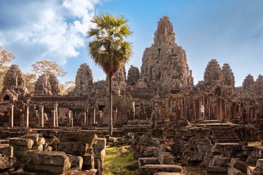 Bayon, Kamboçya 'daki antik tapınak kalıntıları
