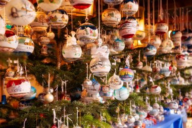 Noel süslemeli Noel pazarı