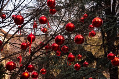 Geleneksel Noel süsleriyle Noel pazarı