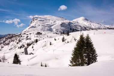 Dolomite, İtalya 'da kış manzarası güneşli bir günde