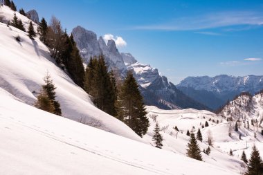 Dolomite, İtalya 'da kış manzarası güneşli bir günde