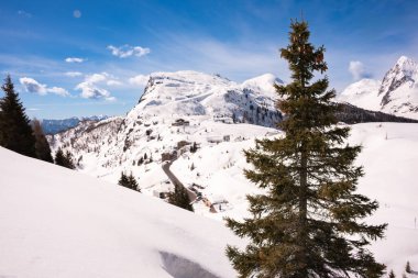 Dolomite, İtalya 'da kış manzarası güneşli bir günde