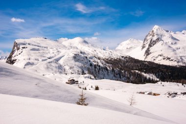 Dolomite, İtalya 'da kış manzarası güneşli bir günde