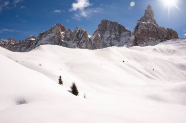 Dolomite, İtalya 'da kış manzarası güneşli bir günde