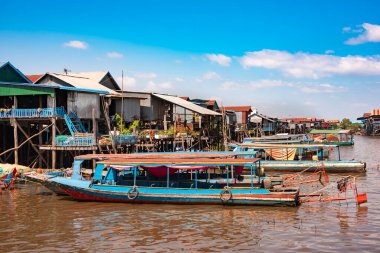 Kamboçya 'da tipik ahşap evleri olan yüzen bir köy
