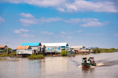 Kamboçya 'da tipik ahşap evleri olan yüzen bir köy