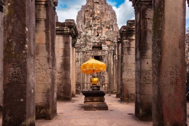 Bayon, Kamboçya 'daki antik tapınak kalıntıları