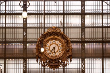 Paris, Fransa 'daki Orsay Müzesinde Saat