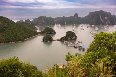 Vietnam 'daki Sea Bay' de adalar ve tekneler var.