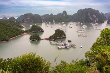 Vietnam 'daki Sea Bay' de adalar ve tekneler var.