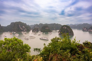 Vietnam 'daki Sea Bay' de adalar ve tekneler var.