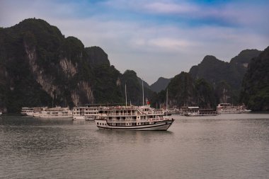 Vietnam 'daki Sea Bay' de adalar ve tekneler var.