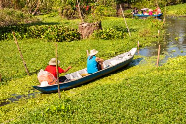Asya 'da teknesi olan güzel bir nehir.