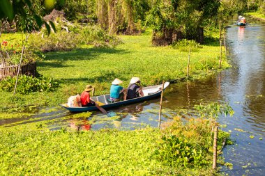 Asya 'da teknesi olan güzel bir nehir.