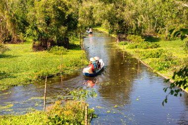 Asya 'da teknesi olan güzel bir nehir.