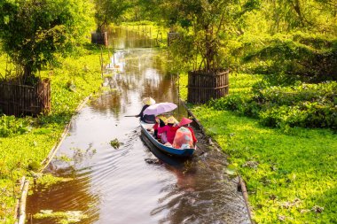 Asya 'da teknesi olan güzel bir nehir.