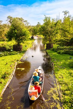 Asya 'da teknesi olan güzel bir nehir.