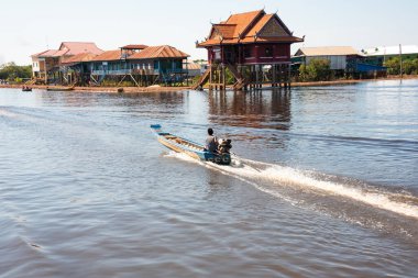 Kamboçya 'da tipik ahşap evleri olan yüzen bir köy