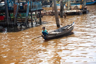 Kamboçya 'da tipik ahşap evleri olan yüzen bir köy