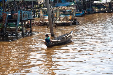 Kamboçya 'da tipik ahşap evleri olan yüzen bir köy