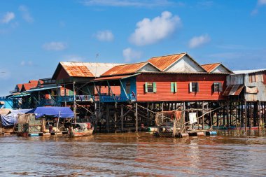 Kamboçya 'da tipik ahşap evleri olan yüzen bir köy